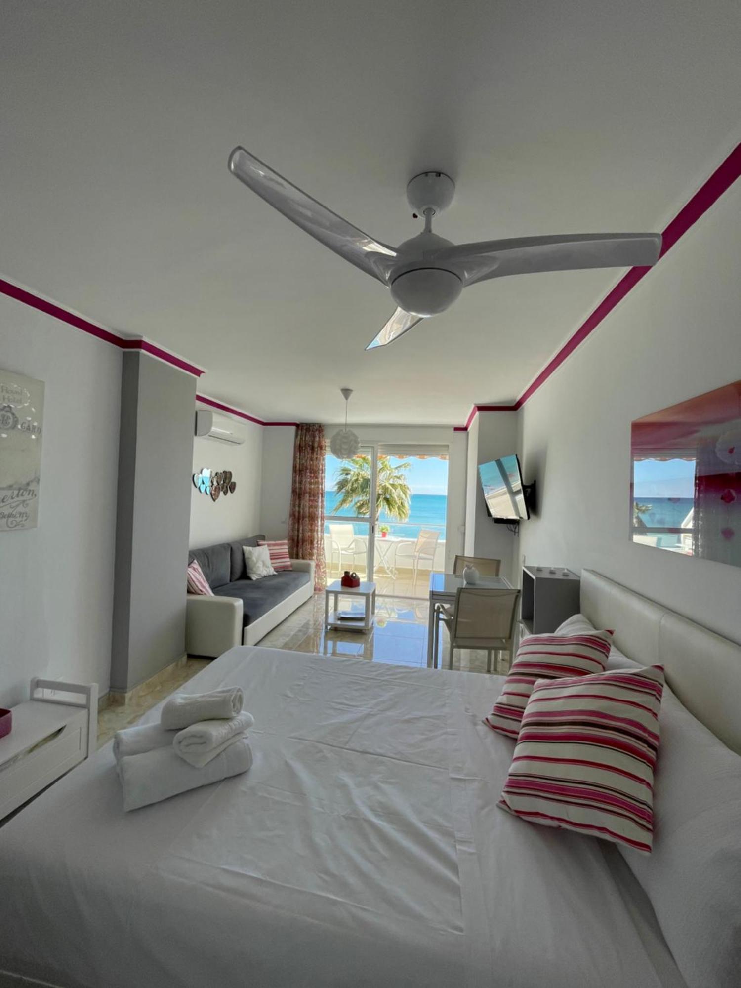 Roca Chica. Studio - First Line Beach 托雷莫利诺斯 外观 照片